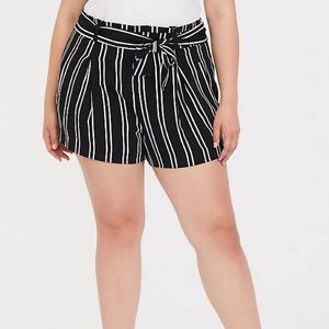 TORRID black and white stripe tie front short